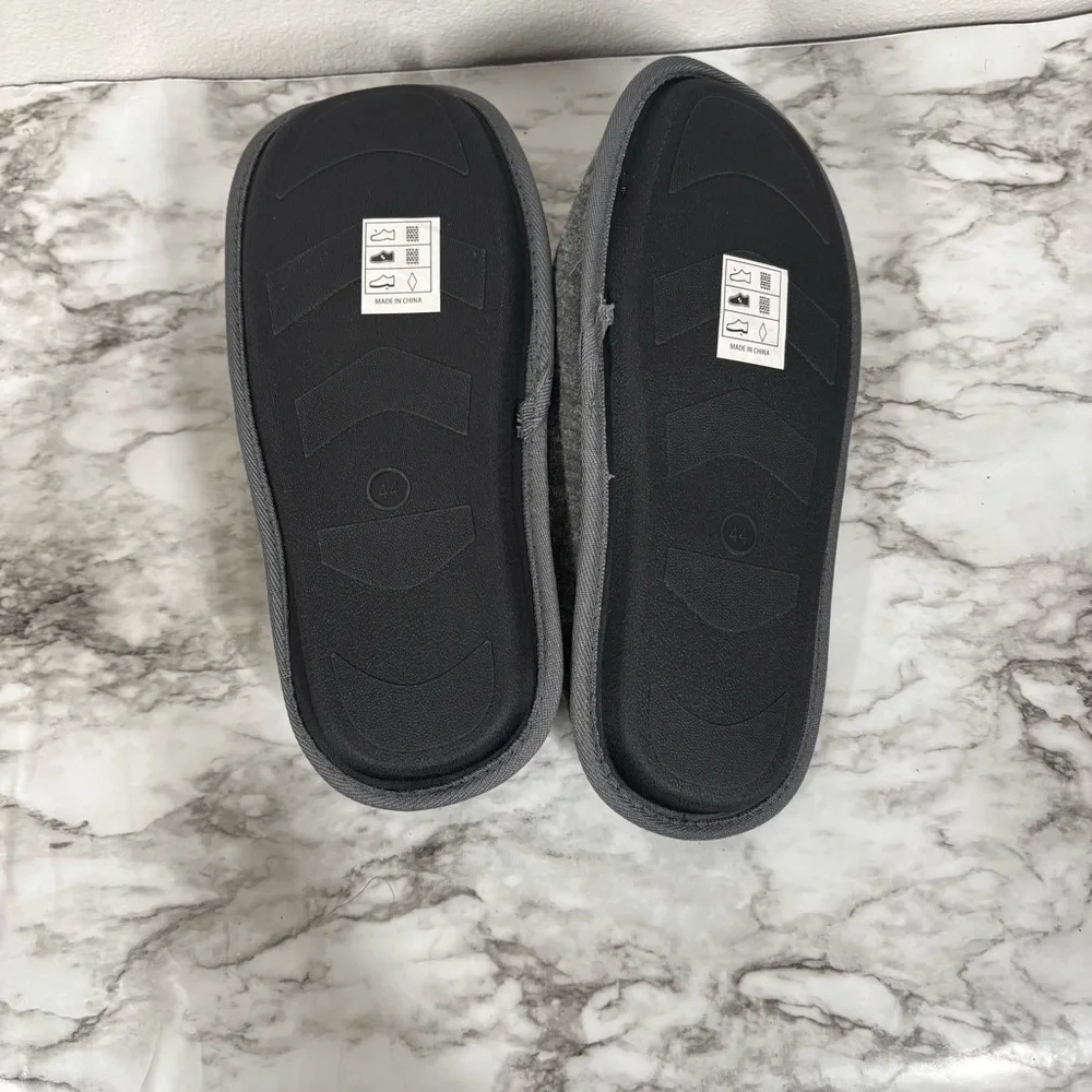 Men’s Gray Slide On Plaid Slippers Size Men’s (44) 10-11